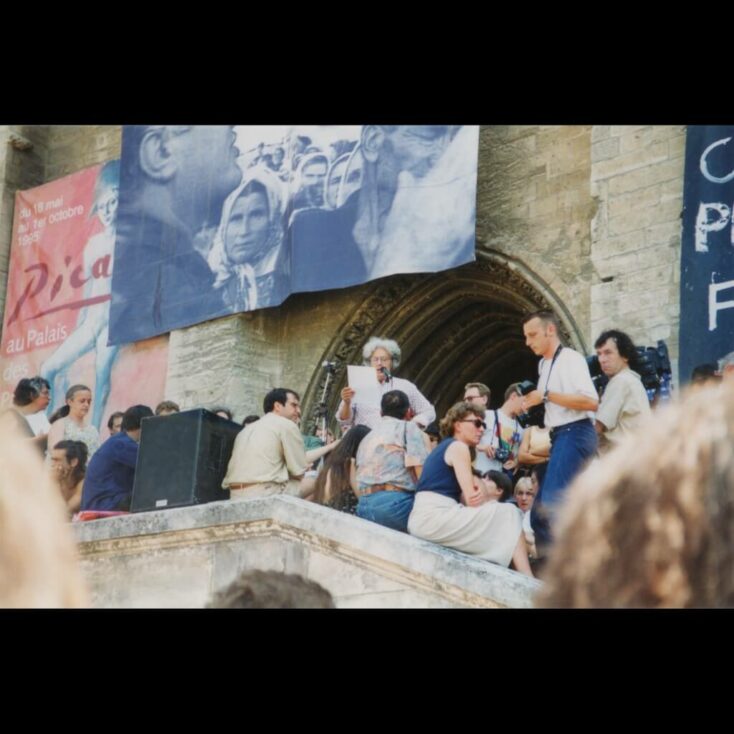 Ariane Mnouckine publicly reading the Declaration during the Avignon Festival, in the courtyard of the “Palais des Papes”. Photo by Liliana Andreone (Archives La Cartoucherie)