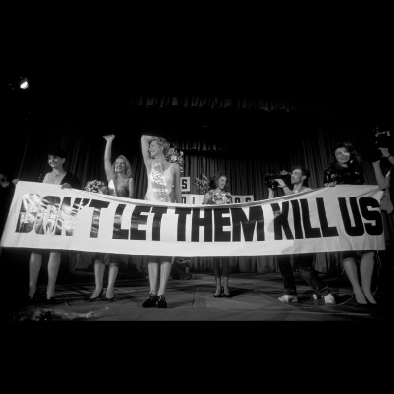“Don’t let them kill us”, photo by Paul Lowe, 1993 (Archives History Museum of Bosnia and Herzegovina).