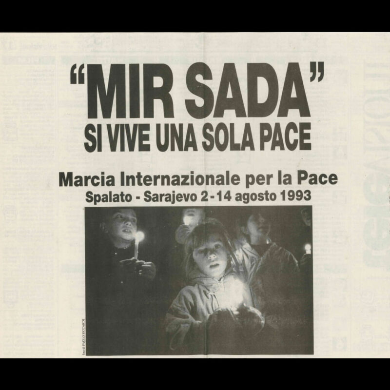 “Mir Sada - Postoji samo jedan mir. Međunarodni marš mira, Split - Sarajevo, 2. - 14. avgusta 1993. ”, poster uređen u Italiji (Zbirka Osservatorio Balcani e Caucaso Transeuropa)