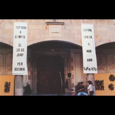 “Svi u Cannesu 26. juna, za Bosnu” / “Evropa se ponovo rađa ili umire u Sarajevu”: Javno okupljanje u Barceloni, juni 1995. (Fotografija Ana Alba, odlomak “Força Sarajevo”, Barcelona, 2002.)