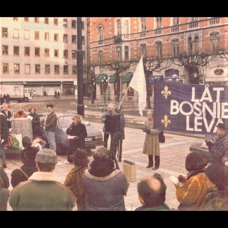 Fotografija sedmičnog okupljanja petkom u Stockholmu, izvod iz Kristdemokratena, 22. decembra 1995. Na transparentu stoji "Neka Bosna živi"
