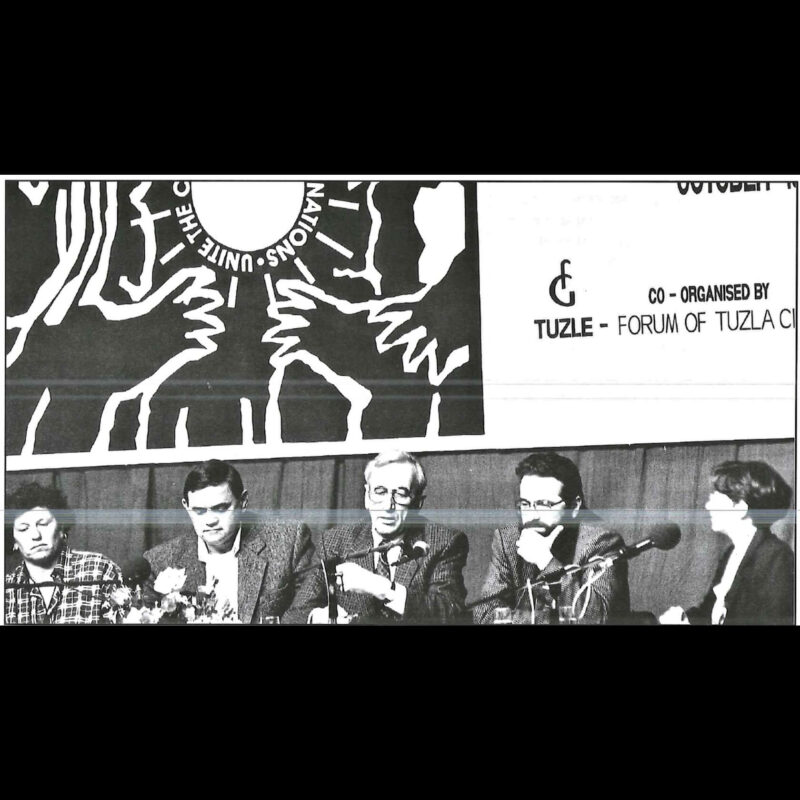 Panel sa Tadeuszom Mazowieckim tokom 4. Skupštine Helsinškog odbora građana u Tuzli 1995, koji je organizovan u saradnji sa Forumom građana Tuzle (izvod iz brošure HCA “Ujedini građane, ujedini nacije”)